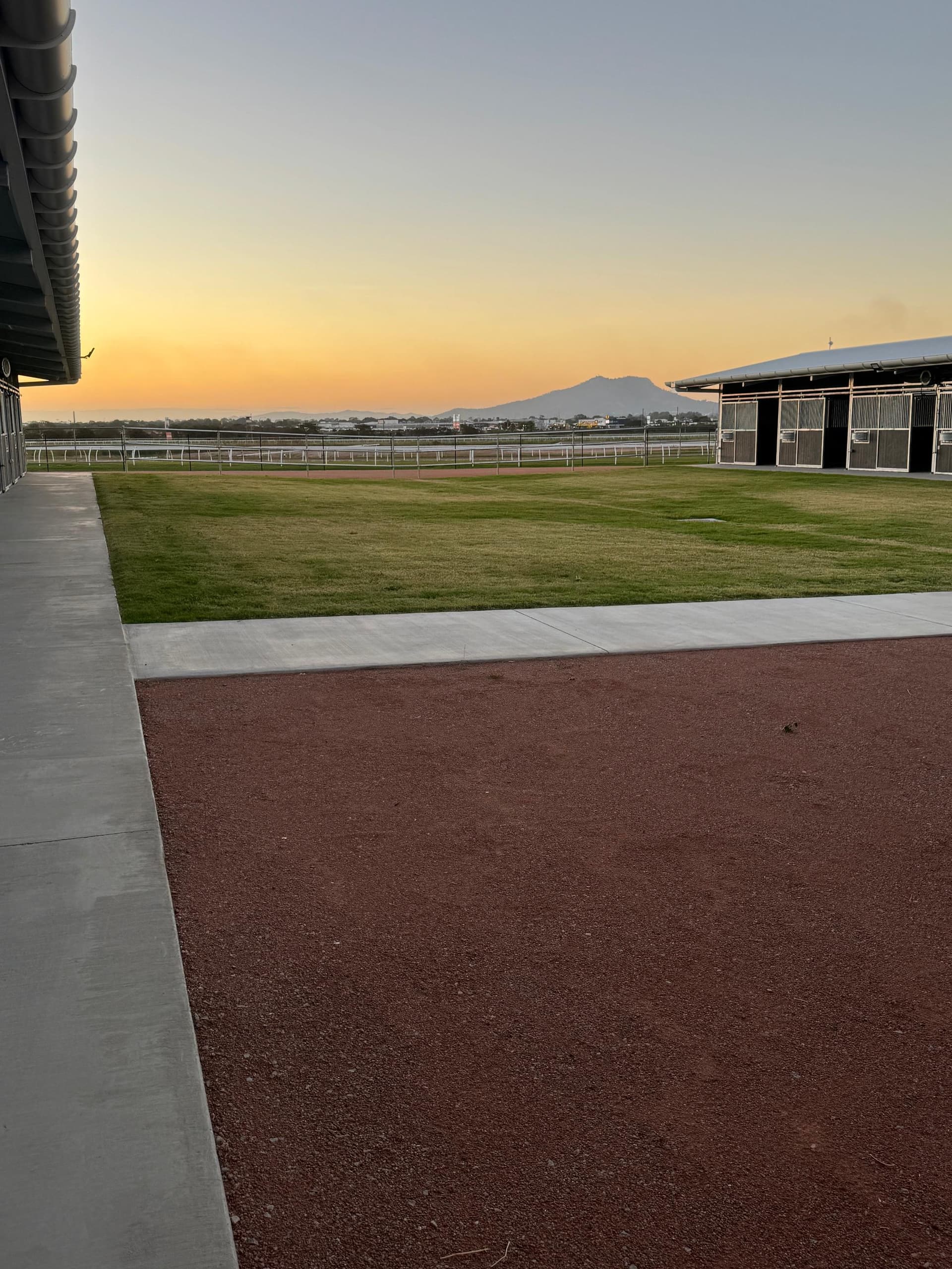 10 New Oncourse Stables.jpg